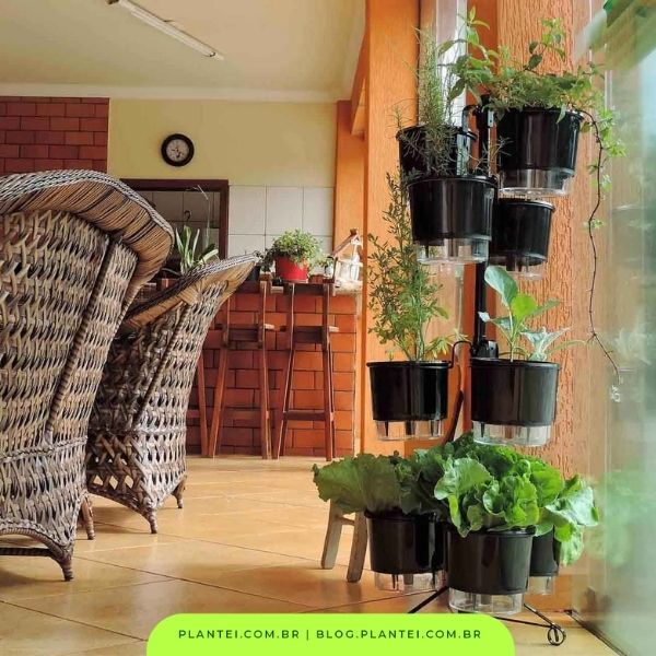 presentes para quem gosta de plantas:  suporte para hortinha em vasos